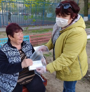 Округ №5. Участие в городской акции по раздаче защитных масок.